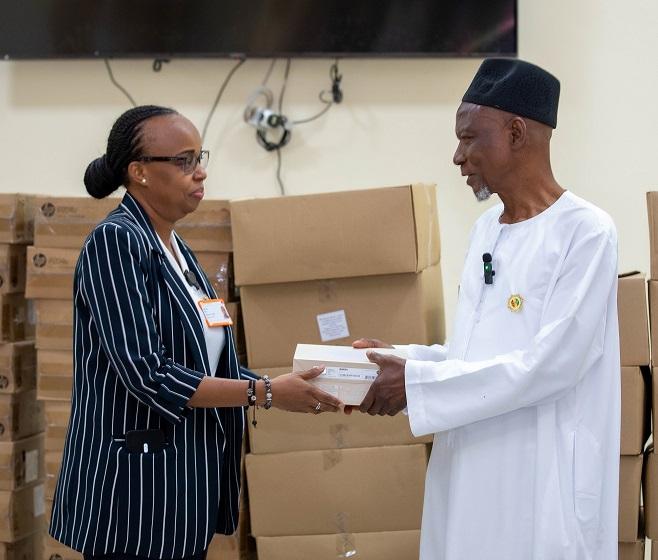 Remise des lots par la Directrice des Programmes au 2ème Vice-président du CNT