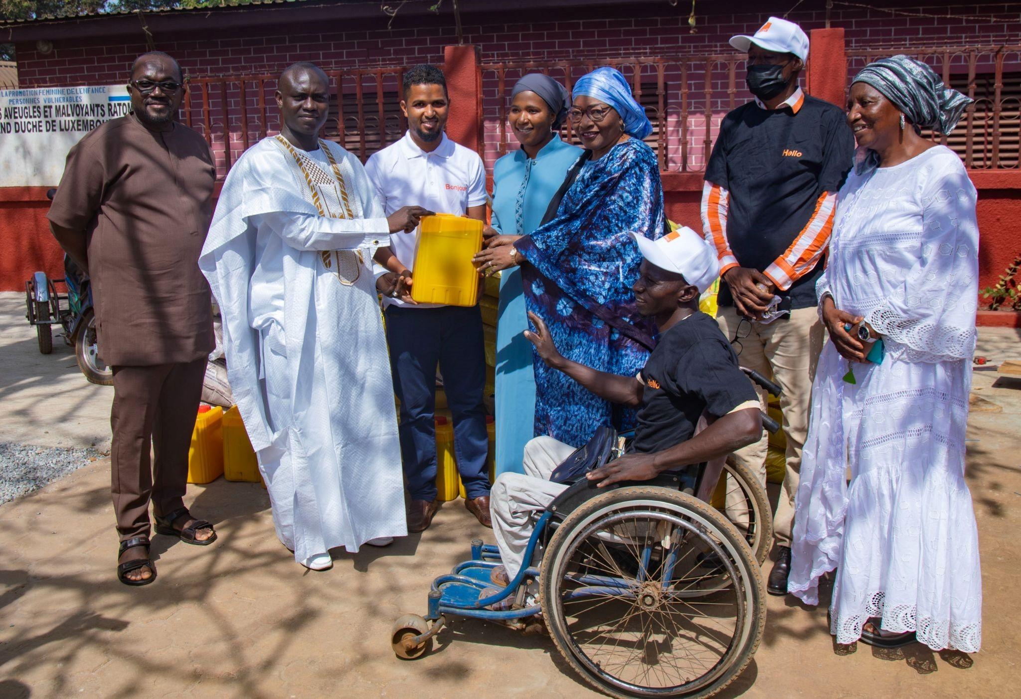 Remise symbolique des dons par le DCIRE d'Orange Guinée à la Cheffe de Cabinet du Ministère&nbsp;