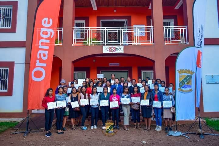 40 jeunes filles initiées à la robotique au FabLab Solidaire i-Votika Antsirabe