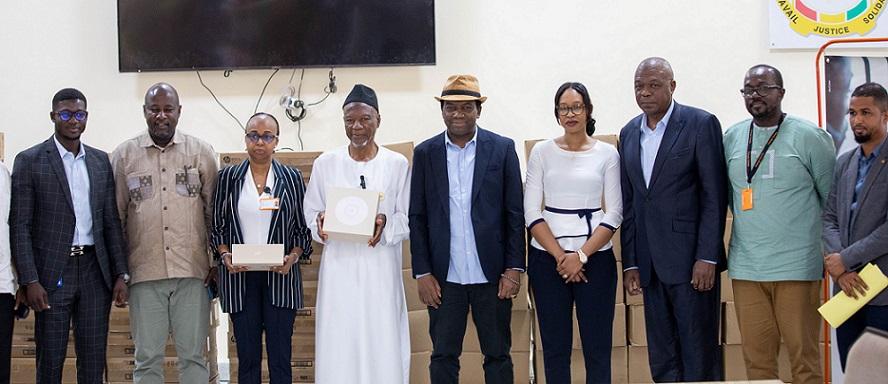 Remise de matériels informatiques au Conseil National de la Transition (CNT) par Orange Guinée