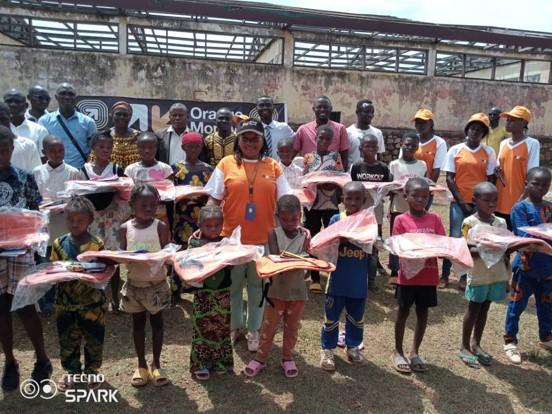 Distribution de matériel pédagogique à l'établissement Kina.