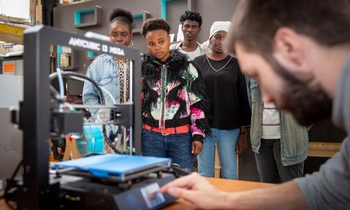 FabLabs Solidaires : un programme international d’éducation numérique