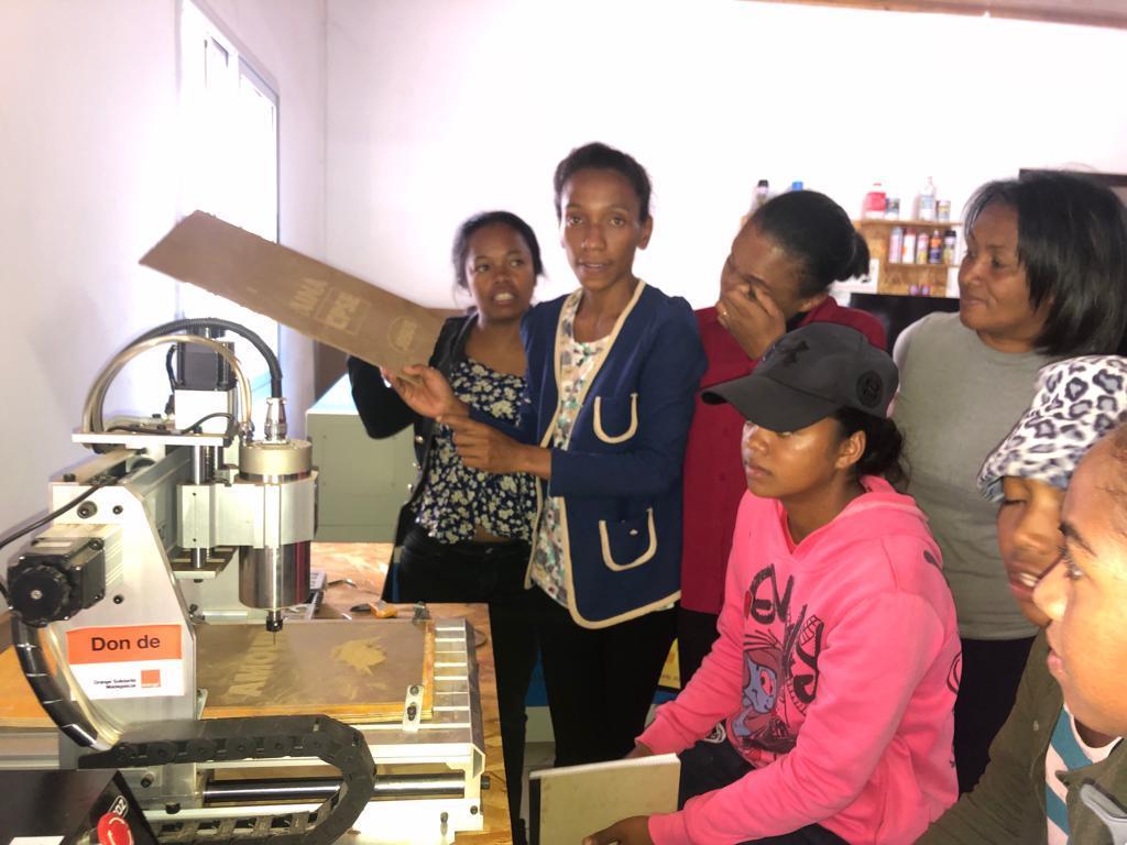 "Digital au féminin" initie les jeunes filles et les femmes à la robotique