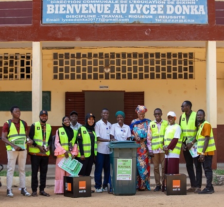 La Division RSE et la Coopérative d’Actions Citoyennes (CAC) distribuent des bacs à ordures dans les écoles de Conakry