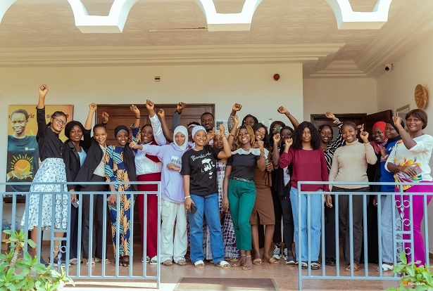 Accès à l’apprentissage du numérique : des jeunes filles formées par la FOG