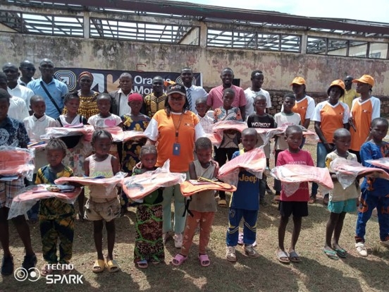Distribution de matériel pédagogique à l'établissement Kina.