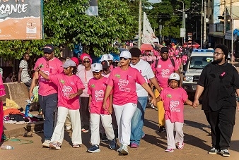 Octobre Rose : la Fondation Orange Guinée a marché aux côtés du PNLCC et de l’OMS pour lutter contre le cancer du sein, le cancer du col de l’Utérus et la sante mentale