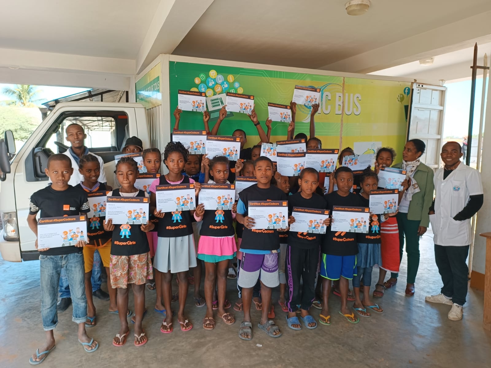 Elèves de nos Ecoles numériques devenus SuperCodeurs durant la journée mondiale des Geeks