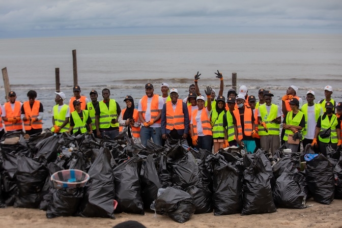 Orange Guinée et la Coopérative d’Actions Citoyennes (CAC) mobilisés pour une plage sans plastique